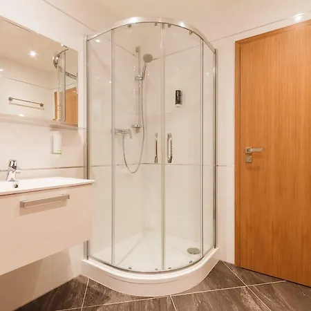 Luxury In Garden Tower Apartment